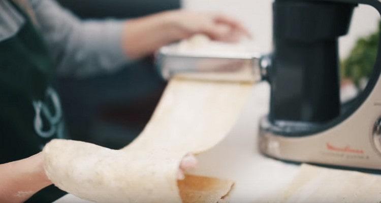 Se întinde aluatul subțire.