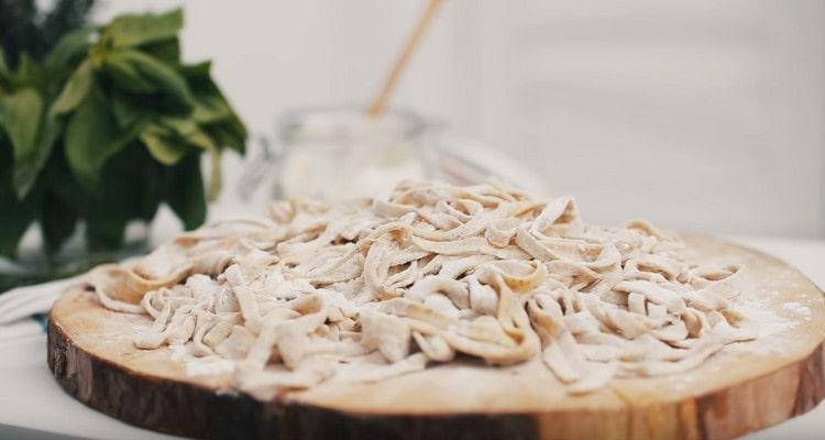 Pasta gata ar trebui să se culce puțin și ușor uscată.