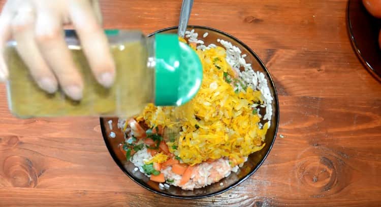 Adăugați legumele prăjite în umplutură, amestecați.