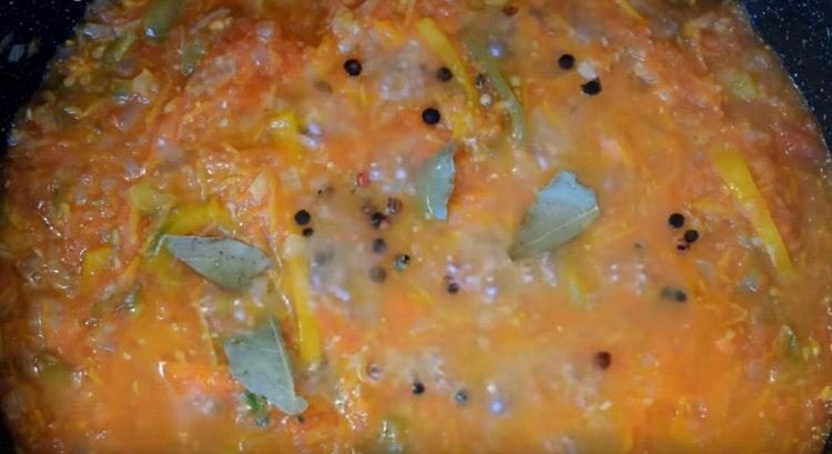 Adăugați masa de roșii, boabele de ardei, sare, frunza de dafin.