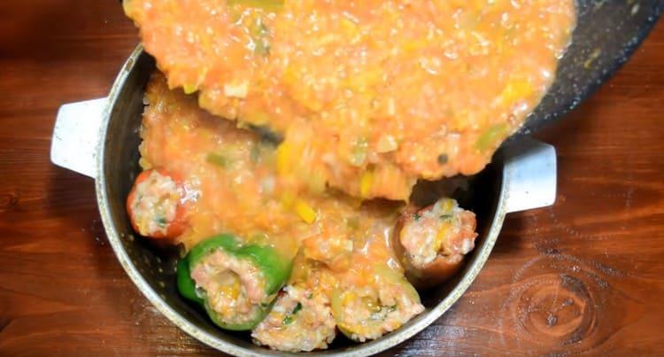 Se toarnă ardeii cu sosul de legume fierte.