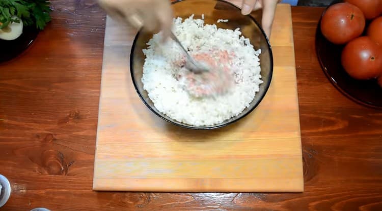 Sare și piper carnea tocată, se amestecă.