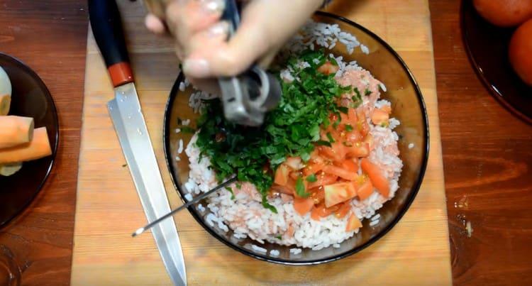 Adăugați verdele tocat și usturoiul în carnea tocată, roșiile tocate într-un cub mic.