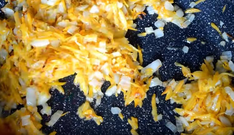 Se prăjește ceapa cu morcovi până se moale.