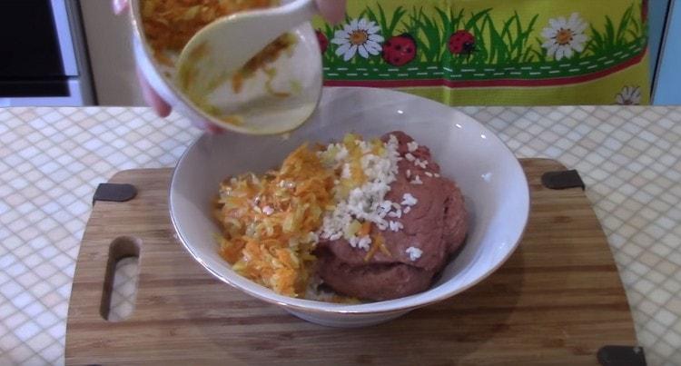 Adăugați la forfecată și jumătate de friptură de legume.