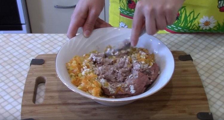 Adăugați sare, piper și amestecați masa.