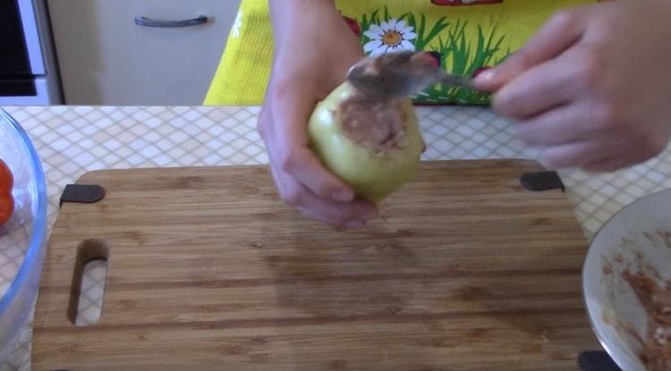 Umplem ardeii cu umplutura.