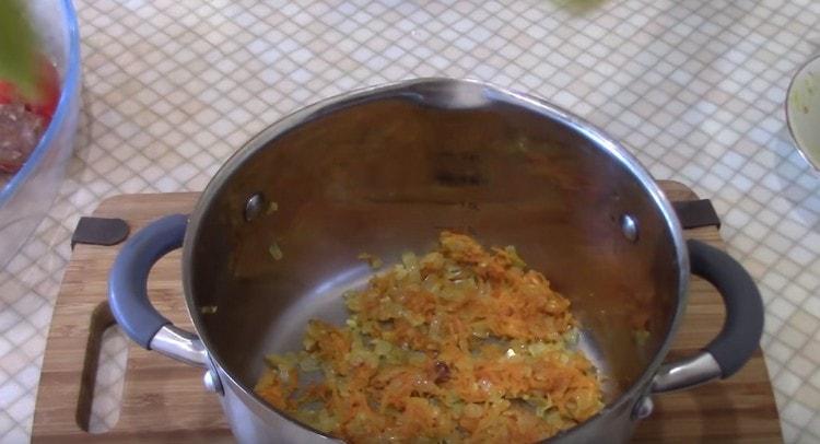 Prăjirea rămasă este mutată în partea de jos a unei tigaie adâncă.