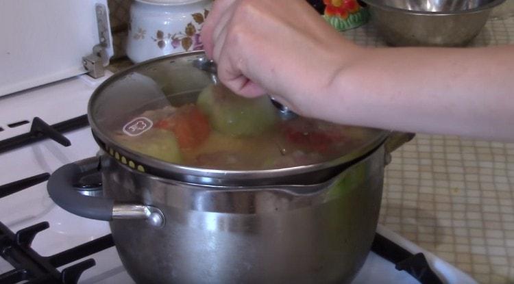 Gătirea ardeilor sub capac.