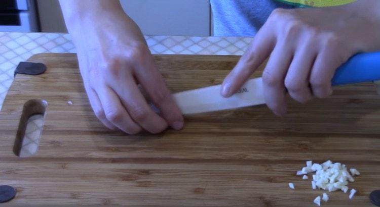 Se macină usturoiul.