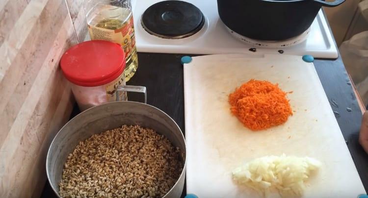 rub carrots, finely chop the onion.