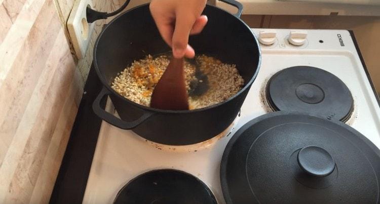 Add the cereal to the vegetables and mix.