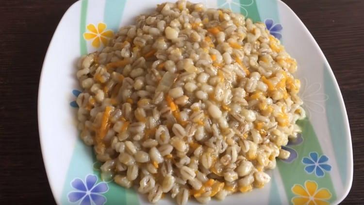 Barley prepared according to this recipe is tasty and aromatic due to vegetables.