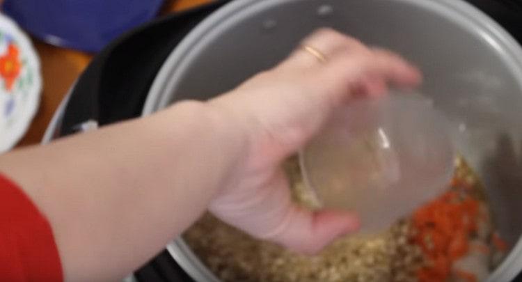 Pour water into the bowl.