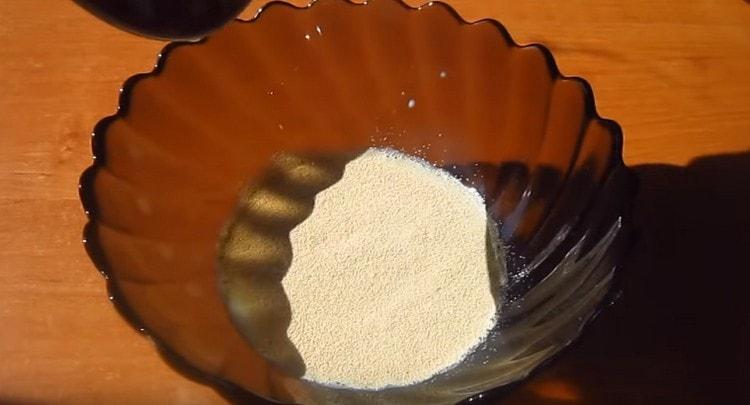 Vi tilsætter gær til varm mælk.