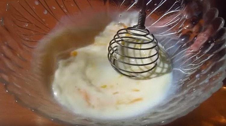 Pisk mælk med æggeblommer og sukker.