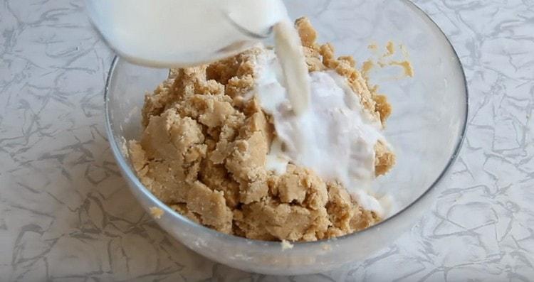 Ajoutez du lait pour rendre la pâte plus malléable.