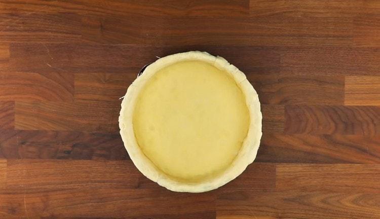 Fra det resulterende lag danner vi basis for kagen med siderne.