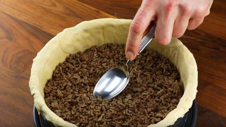 Vi spreder hakket på dejen.