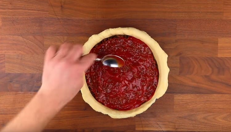 Dæk hakket kød med tomatsaus.