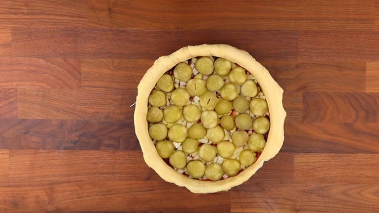 Oven på løgen lå et lag syltede agurker.