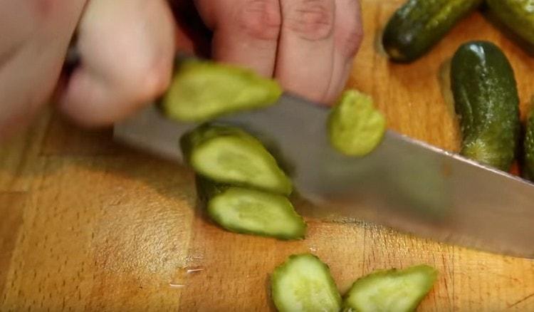 Skær agurkerne.