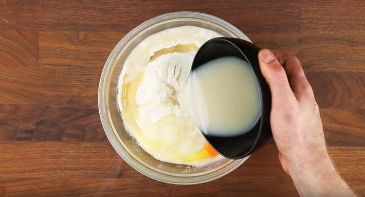 Vi dyrker gær i vand og tilsætter resten af ingredienserne til dejen.