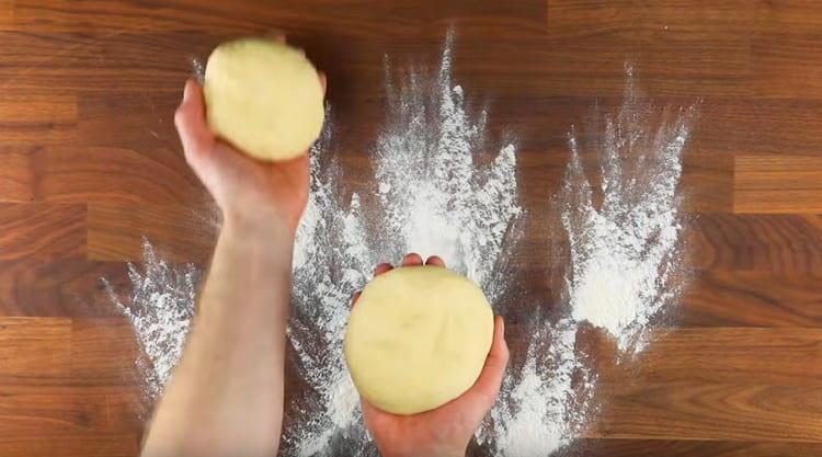 Vi deler dejen i dele: større og mindre.