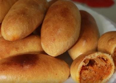 coaceți plăcintele delicioase cu varză la cuptor conform unei rețete pas cu pas cu o fotografie.