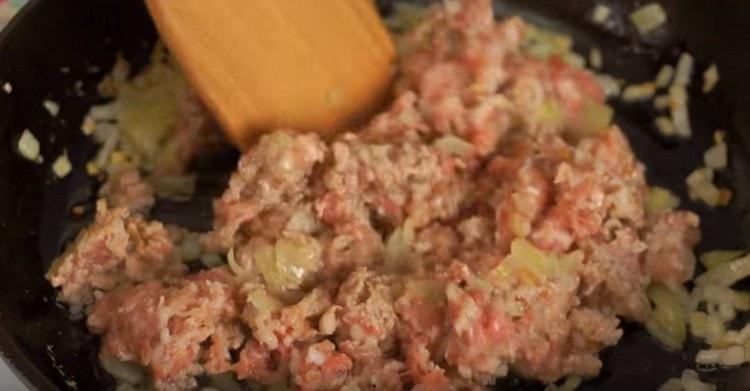 Tilsæt hakket kød til løgen.