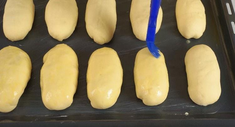 Smør karamellerne med et banket æg.