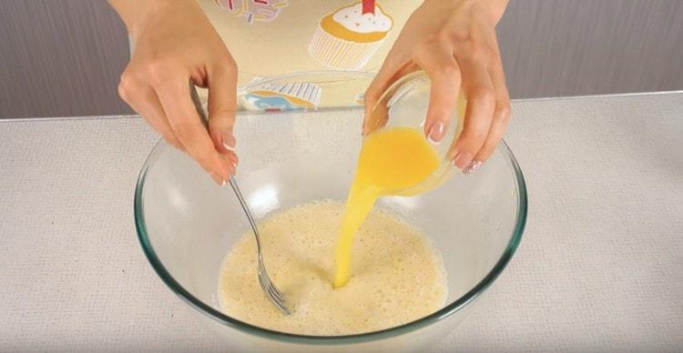 Tilsæt smeltet smør til dejen.