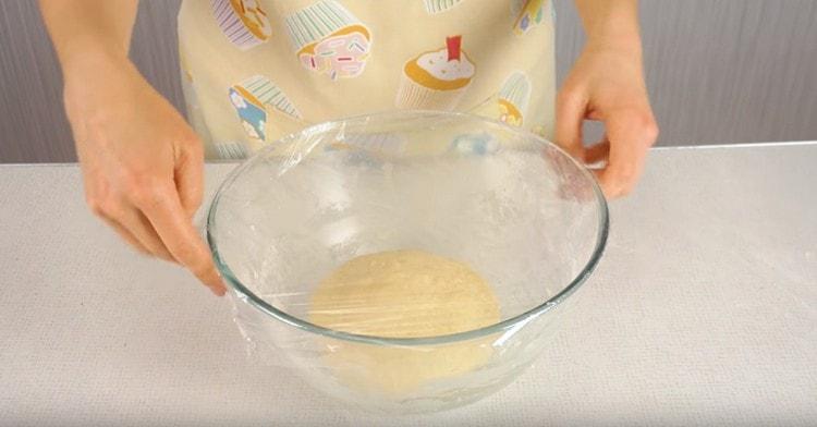 Lad dejen stå på et varmt sted, så den stiger.