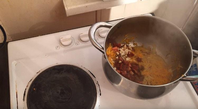 A continuación, agregue los tomates y el ajo.