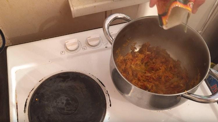 Agregue especias a las verduras.