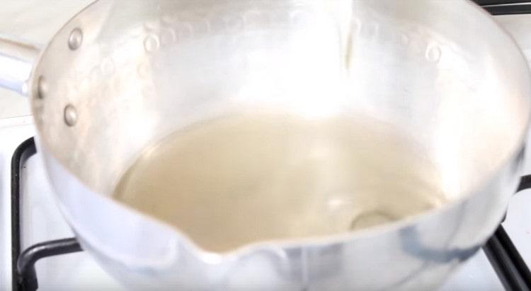 Mahusay naming pinainit ang langis ng gulay sa isang kasirola.