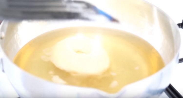 Ilagay ang mga donat sa kumukulong langis.