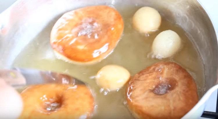 Dahan-dahang i-on ang mga produkto upang sila ay pinirito sa kabilang panig.