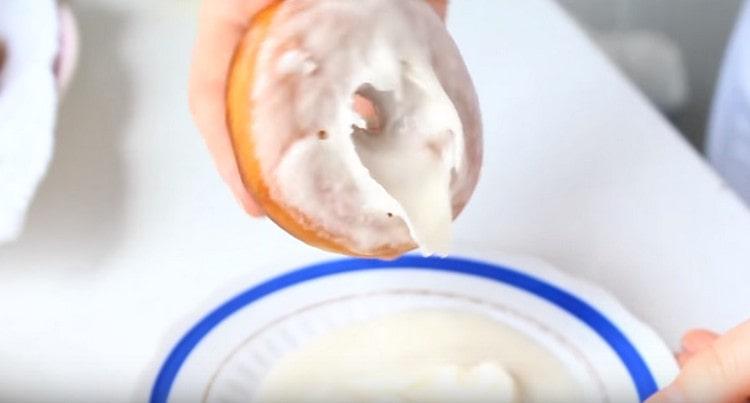 Isawsaw ang mga donuts sa icing.