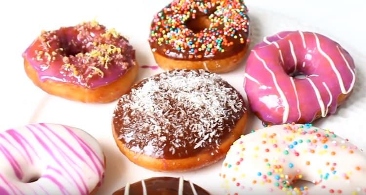 Maaari mong palamutihan ang gayong mga donat ayon sa iyong sariling pagpapasya.