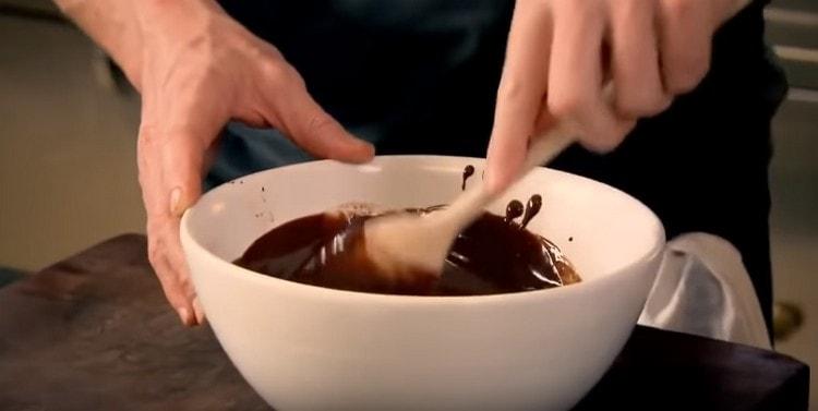 Mix the chocolate cream.