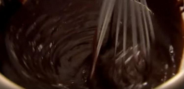 With a whisk, beat the chocolate mass and send to the refrigerator for thickening.