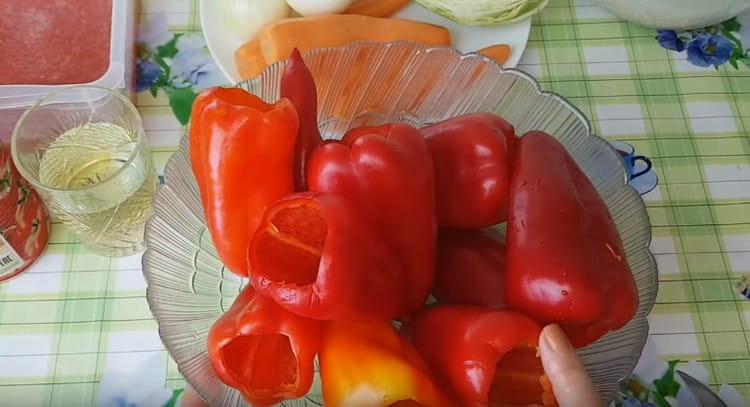 Rimuovi gli steli e i semi dal pepe.