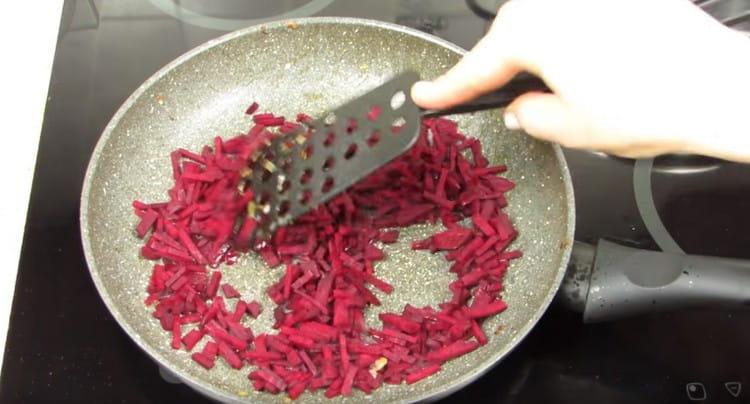 Separat, prăjiți sfecla.