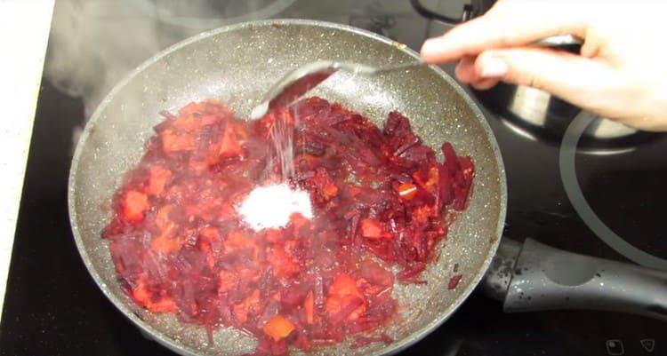 Adăugați o lingură de zahăr.