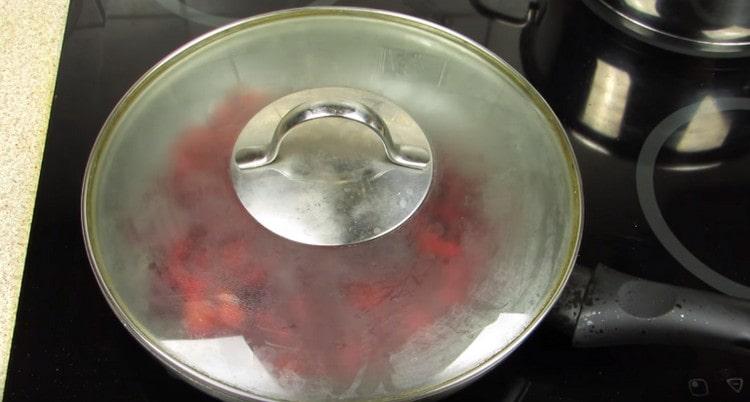 Fierbere de sfeclă sub capac.