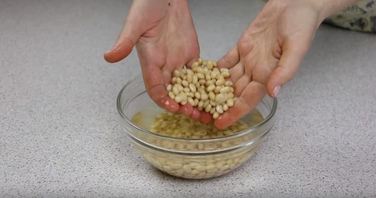 Fasolea trebuie mai întâi înmuiată, de preferință peste noapte.