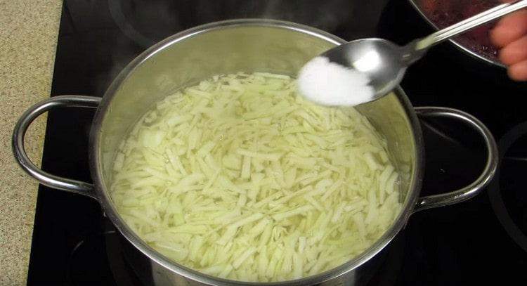 Adăugați sare pe viitorul bors.