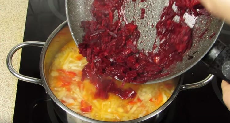 Apoi, adăugați pansamentul de sfeclă.