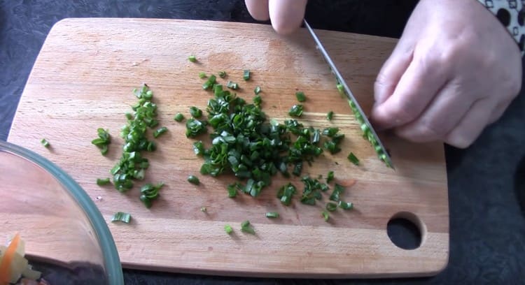 Se macină ceapa și arpagicul.